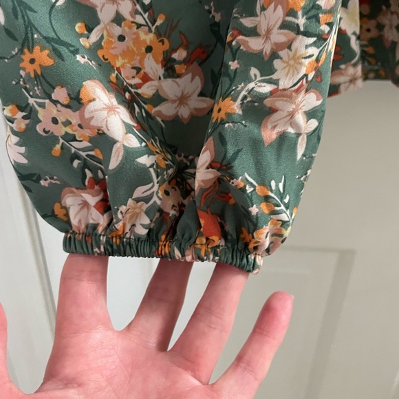 Shein V-Neck Floral Blouse, Size 6 - Picture 4 of 9